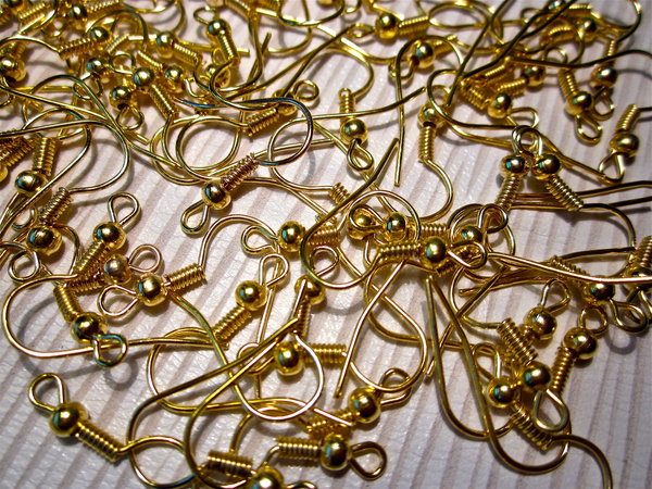 50 Stück Ohrhaken mit Spule in der Farbe Gold. Geralin Gioielli